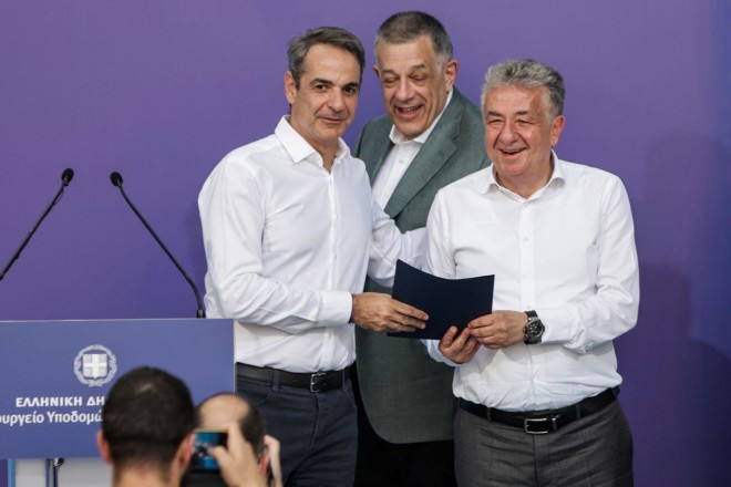 O Πρωθυπουργός με τον Περιφερειάρχη Κρήτης Στ. Αρναουτάκη στην υπογραφή της σύμβασης του ΒΟΑΚ   
