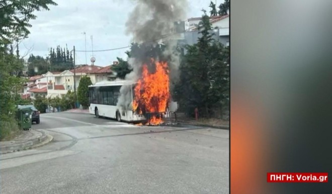 Η φωτιά σε λεωφορείο που βρισκόταν στο Πανόραμα Θεσσαλονίκης 