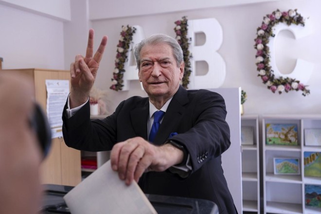 Ο διεκδικητής της πρωθυπουργίας Μπερίσα ενώ ψηφίζει στις εκλογές της Αλβανίας 