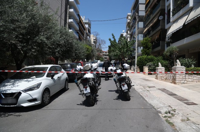 Ο πατέρας που σκότωσε τον γιο του στη Νέα Σμύρνη υποστήριξε ότι πήρε το μαχαίρι μόνο για να φοβίσει τον γιο του - Intimenews
