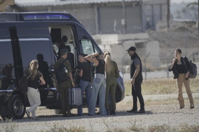 Συγγενείς του Ένταν Αλεξάντερ μεταφέρονται για να τον υποδεχθούν   