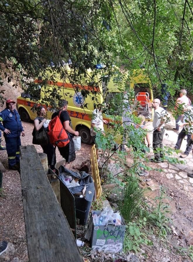 Σύμφωνα με μαρτυρίες ο πατέρας και ο οδηγός του γκρουπ των περιπατητών ανέσυραν τον 4χρονο που έπεσε σε χαράδρα στο φαράγγι της Νέδας