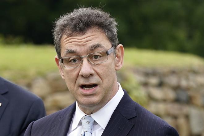 Τα sms για τα εμβόλια κορωνοϊού της Pfizer «καίνε» τη Φον Ντερ Λάιεν
