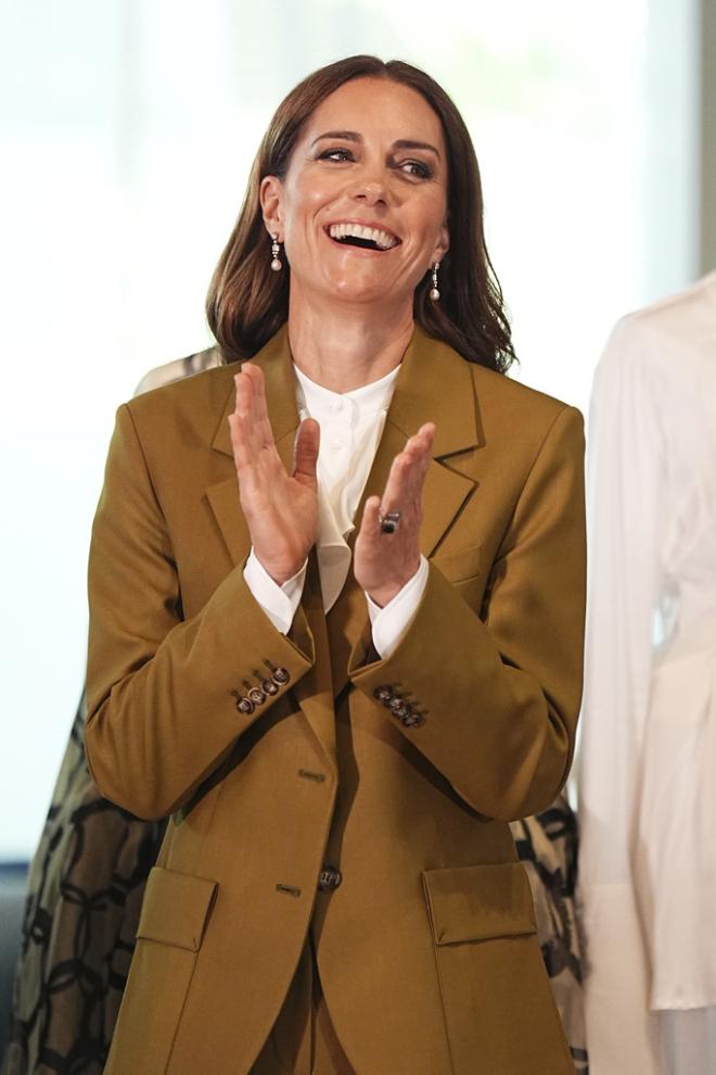 Kate Middleton: Η εμφάνιση με λαδί κοστούμι Victoria Beckham