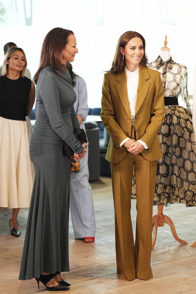 Kate Middleton: Η εμφάνιση με λαδί κοστούμι Victoria Beckham