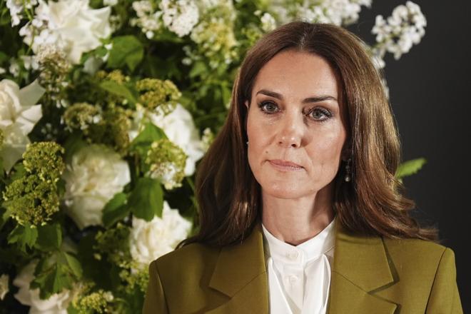 Kate Middleton: Η εμφάνιση με λαδί κοστούμι Victoria Beckham