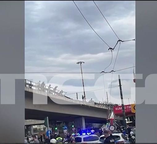 Φορτηγό έπεσε από τη γέφυρα στην Πέτρου Ράλλη