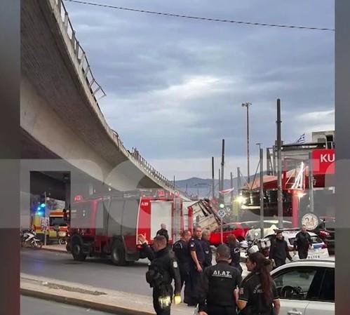Φορτηγό έπεσε στη Θηβών από τη γέφυρα στην Πέτρου Ράλλη