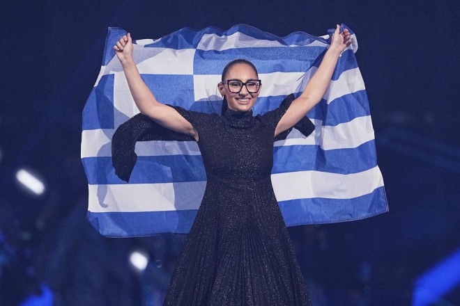 Eurovision: Τα πειράγματα στο Nemo & η Klavdia με την ελληνική σημαία