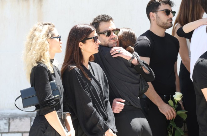 Θρήνος στην κηδεία του Γαλανού: Απαρηγόρητοι οι ηθοποιοί της Γης της Ελιάς