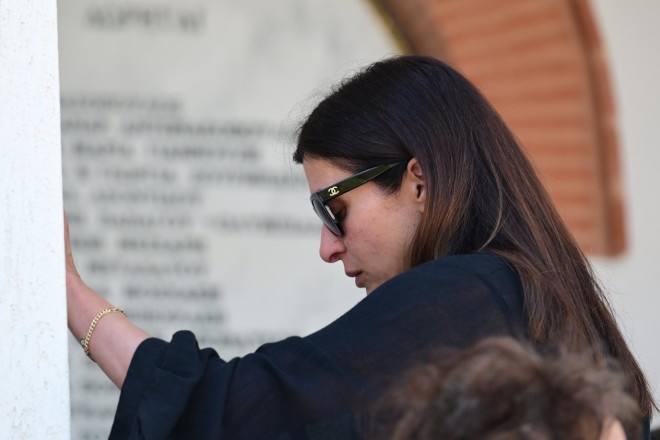 Κατέρρευσε η Αντιγόνη Κουλουκάκου στην κηδεία του Νίκου Γαλανού / Eurokinissi