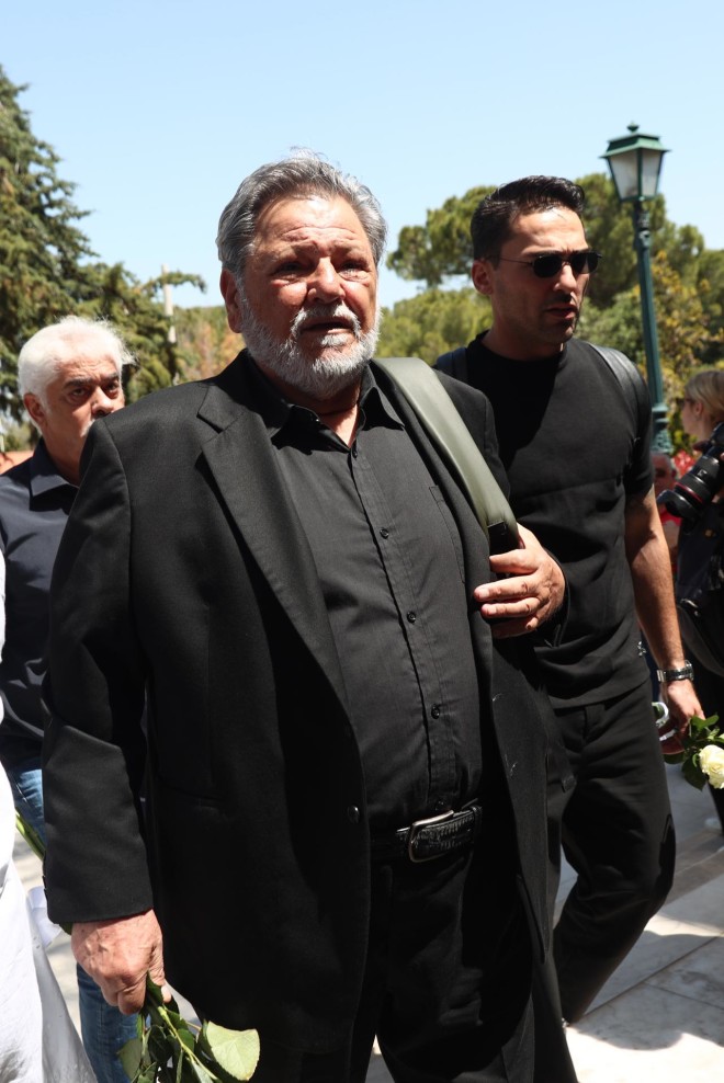Θρήνος στην κηδεία του Γαλανού: Απαρηγόρητοι οι ηθοποιοί της Γης της Ελιάς