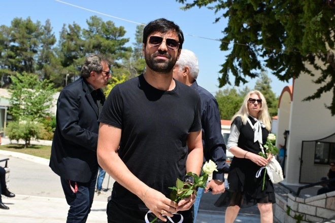 Θρήνος στην κηδεία του Γαλανού: Απαρηγόρητοι οι ηθοποιοί της Γης της Ελιάς