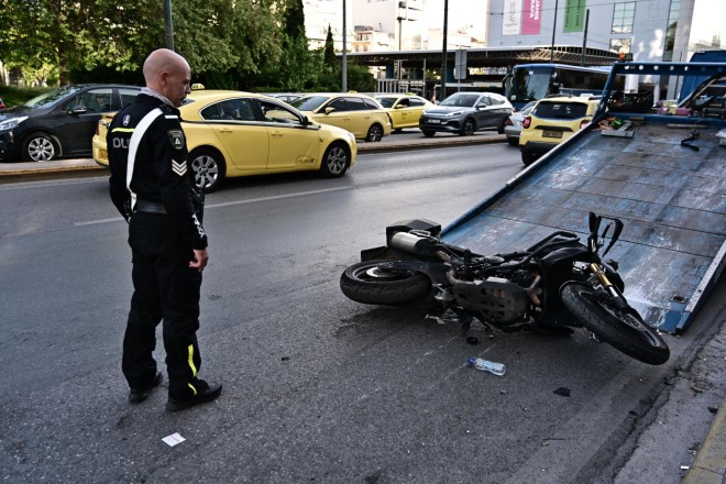 Τροχαίο στη Συγγρού - Μηχανή παρέσυρε πεζό