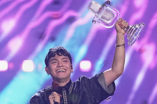 Eurovision 2025: Ο φετινός νικητής JJ με το τρόπαιο στο χέρι! 