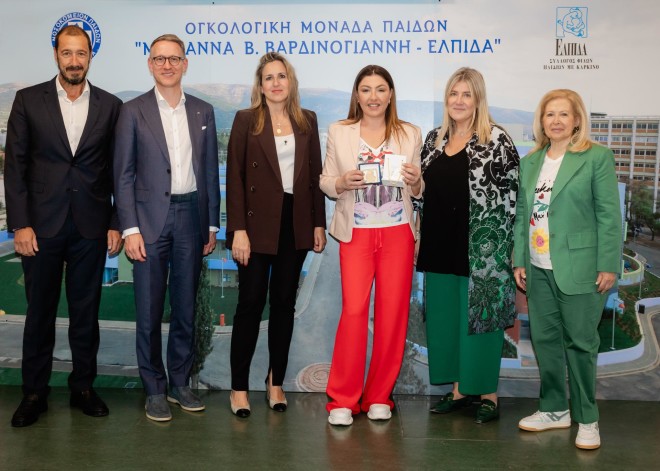 Η Έλενα Παπαρίζου στο πλευρό των παιδιών της ΕΛΠΙΔΑΣ