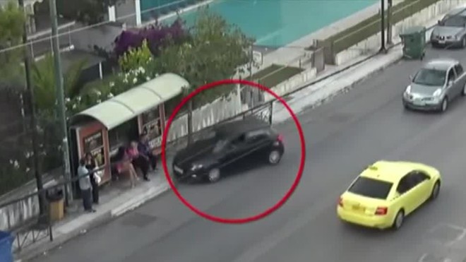Χαλάνδρι: Η στιγμή που οδηγός πέφτει στη στάση λεωφορείου