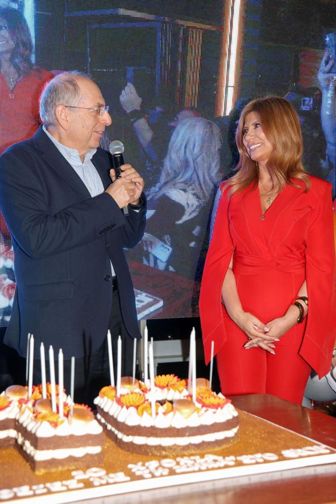 Ζήνα Κουτσελίνη: Το ζεϊμπέκικο, η τούρτα και το τραγούδι της Χατζίδου