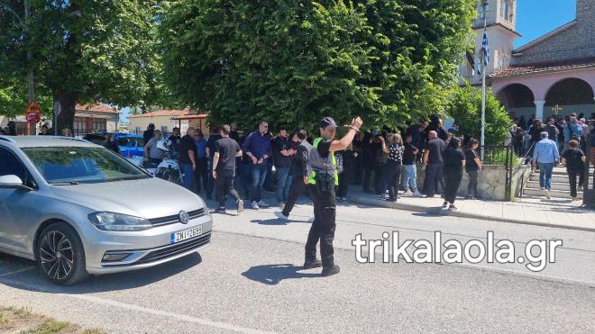 Σπαραγμός στην κηδεία του Στέφανου: Τραγική φιγούρα η σύντροφός του