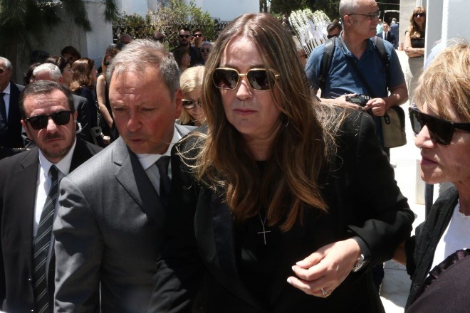 Η  Άννα Ροκοφύλλου στην κηδεία του πατέρα της Χρήστου Ροκόφυλλου  