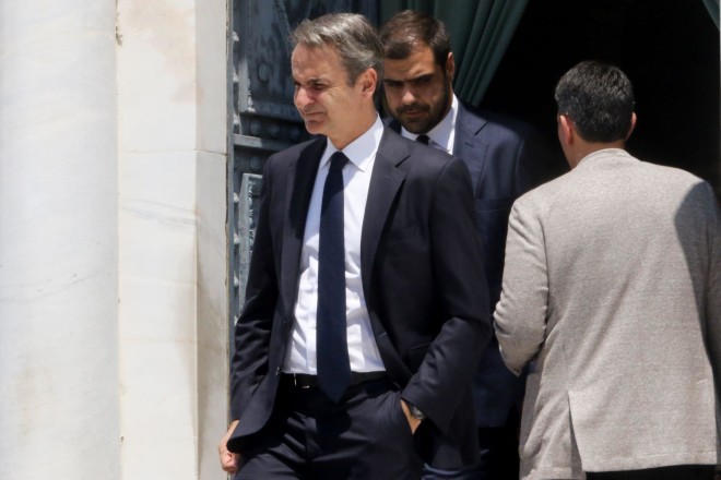 Ο πρωθυπουργός Κυριάκος Μητσοτάκης στην κηδεία του Χρήστου Ροκόφυλλου  