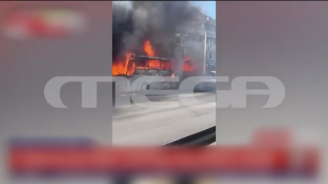 Φωτιά σε τουριστικό λεωφορείο στη Λεωφόρο Αθηνών
