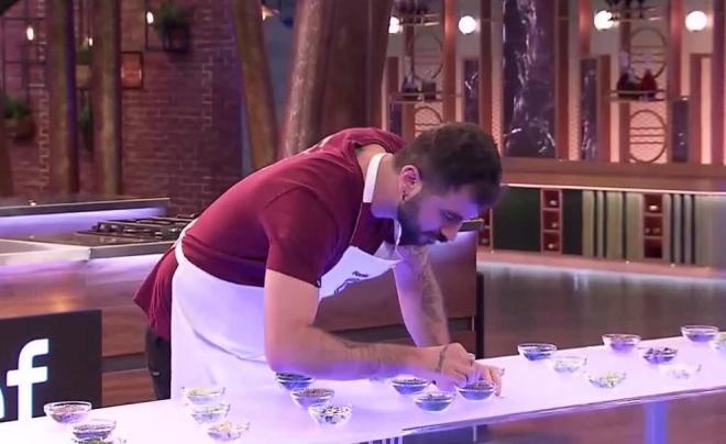 MasterChef: Ο Βασίλης φάνηκε πιο προσηλωμένος στον στόχο του