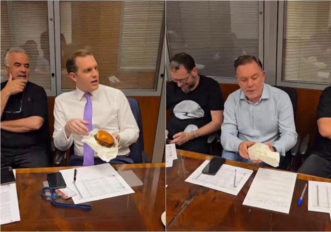 Ο Γιώργος Ευγενίδης κι ο Σπύρος Λάμπρου με τα burgers ανά χείρας!