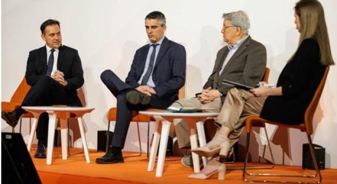 Από αριστερά προς τα δεξιά: Ο Αλέξανδρος Μπρέγιαννης, CEO της Nova ICT, ο Χρίστος Δήμας, Υπουργός Υποδομών και Μεταφορών, ο Γιώργος Γκαζέτας, Ομότιμος καθηγητής του ΕΜΠ και η συντονίστρια της συζήτησης, δημοσιογράφος Θέλμα Χατζηαθανασιάδου