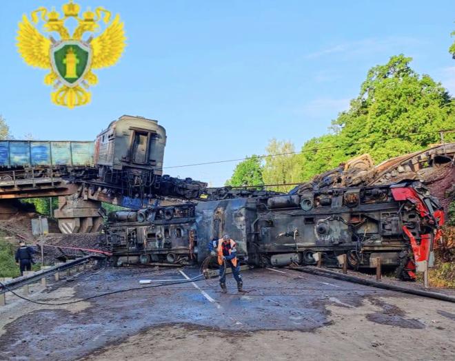 Ρωσία: Κατάρρευση γέφυρας και εκτροχιασμός τρένου/  (Moscow Interregional Transport Prosecutor's Office telegram channel via AP)