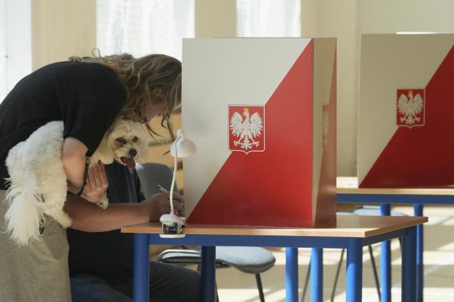 Πολωνία: Στις κάλπες για τον β' γύρο προεδρικών εκλογών- AP /Czarek Sokolowski