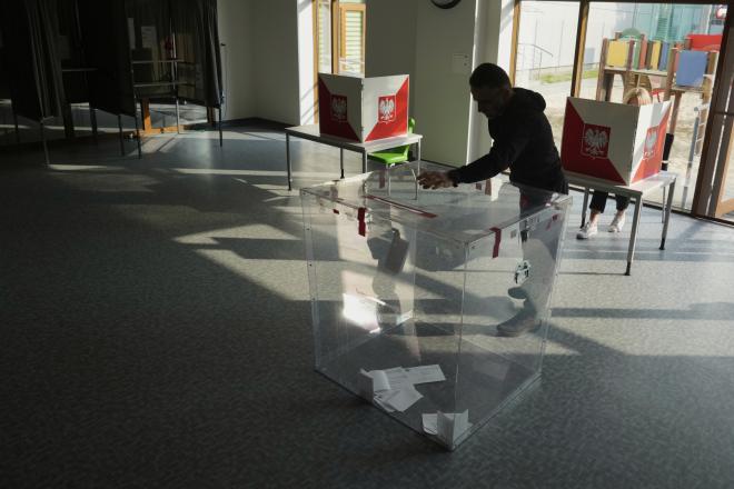 Πολωνία: Στις κάλπες για τον β' γύρο προεδρικών εκλογών- AP /Czarek Sokolowski