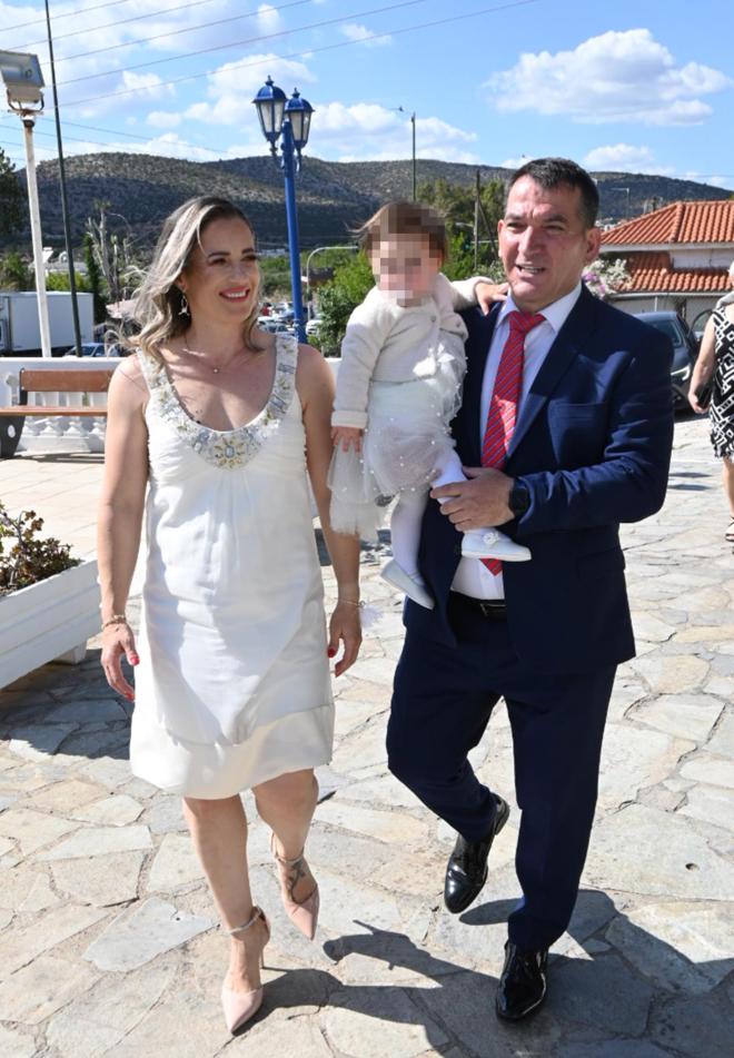 Δήμας και Σκαφίδα με την κόρη τους στη βάπτιση/ φωτογραφία από NDP