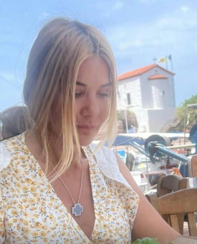 Χριστίνα Παππά: Οι πόζες με floral φόρεμα στη Μυτιλήνη
