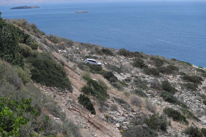 Αυτοκίνητο σε γκρεμό στα Λιμανάκια Βουλιαγμένης