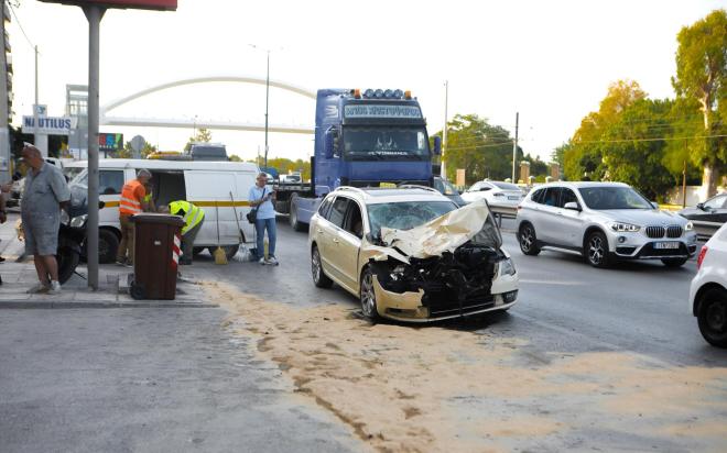 Σύγκρουση ταξί με απορριματοφόρο στον Άλιμο