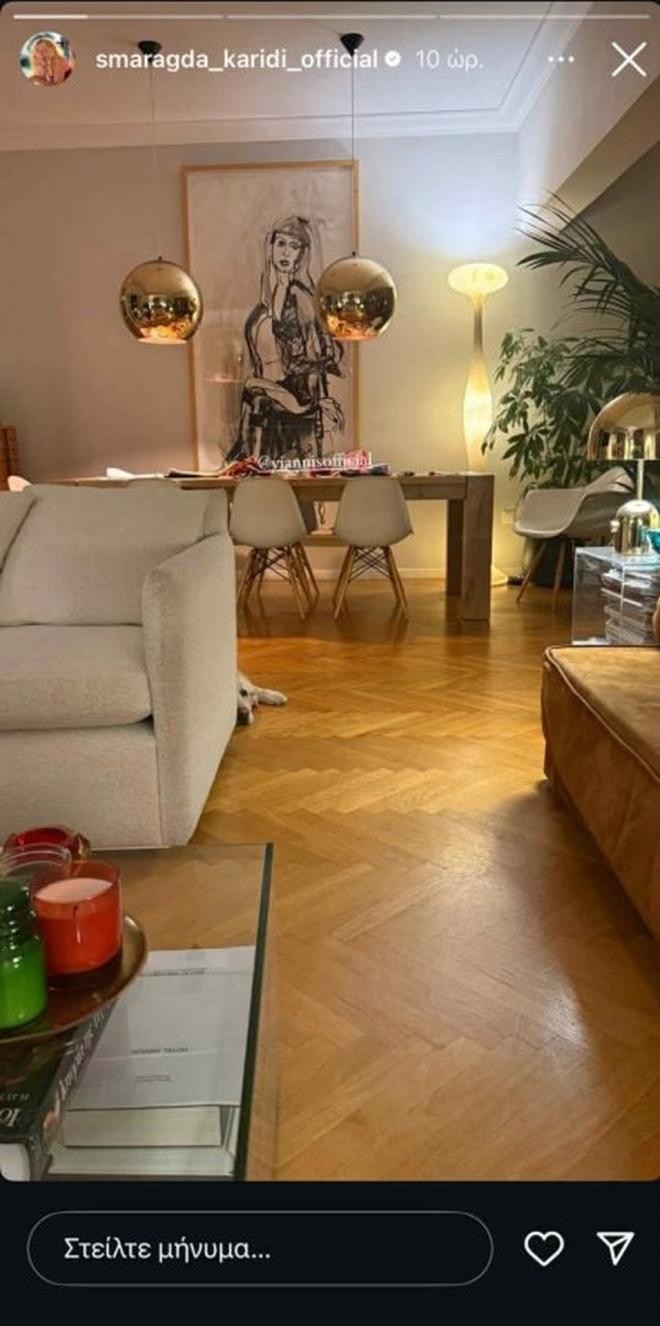 Σμαράγδα Καρύδη: Μας δείχνει το σαλόνι του σπιτιού της με 70s πινελιές