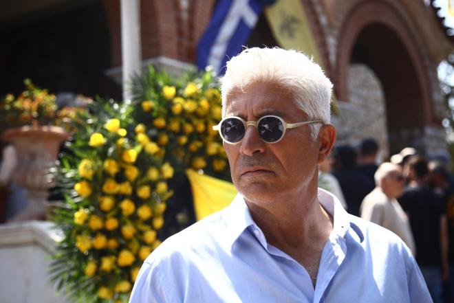 Ο Στέλιος Μανωλάς στην κηδεία του Δημήτρη Χατζηχρήστου - Eurokinissisi