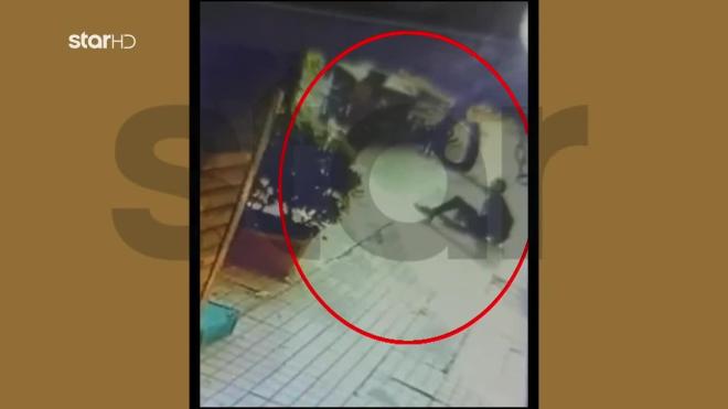 Καρέ καρέ η επίθεση που δέχθηκε γυναίκα στα Εξάρχεια