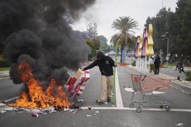 Χιλιάδες κόσμου αντέδρασαν στις συλλήψεις μεταναστών στο Λος Άντζελες - AP Images