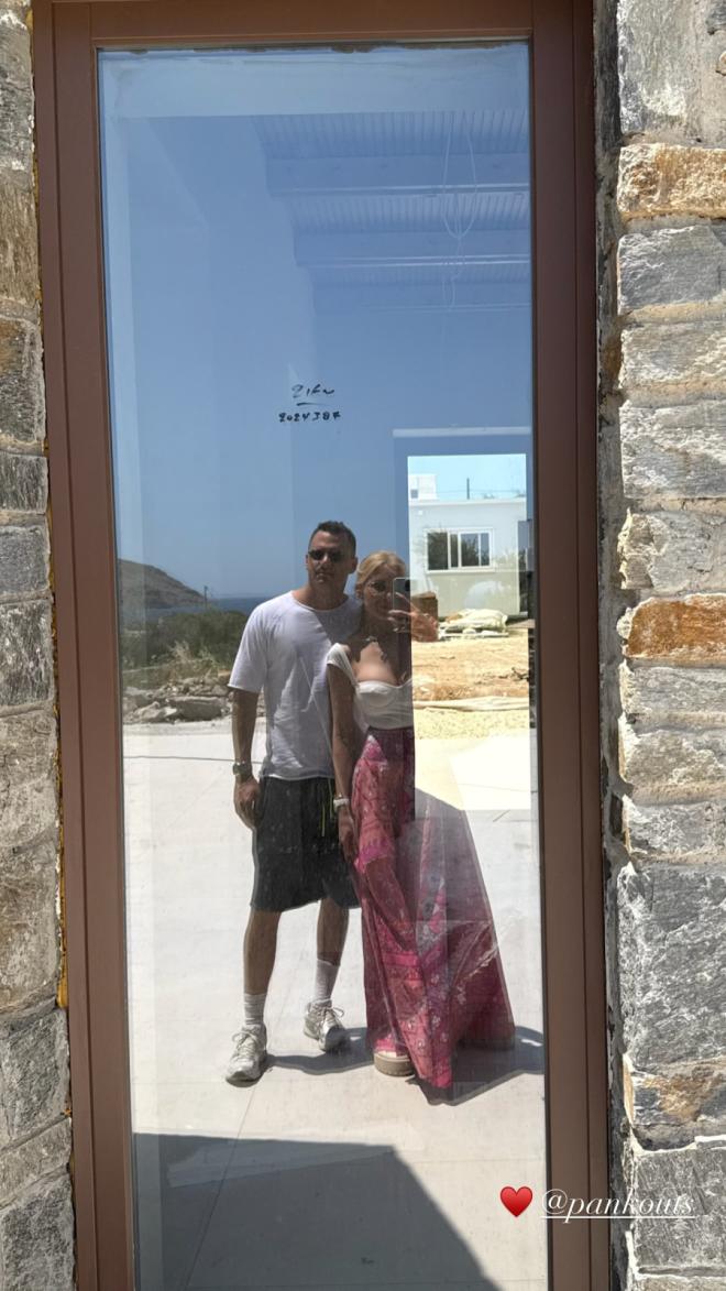 Window selfie της Κατερίνας Καινούργιου και του Παναγιώτη Κουτσουμπή