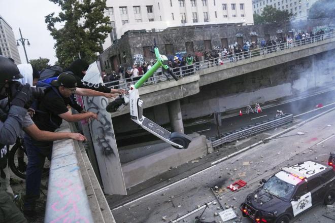 Ο Τραμπ απείλησε πως αν συνεχιστούν οι ταραχές στο Λος Άντζελες θα βγάλει στους δρόμους τον στρατό - AP Images