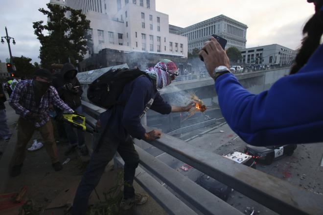Διαδηλωτές στο Λος Άντζελες πέταξαν πέτρες και βόμβες μολότοφ εναντίον αστυνομικών - AP Images