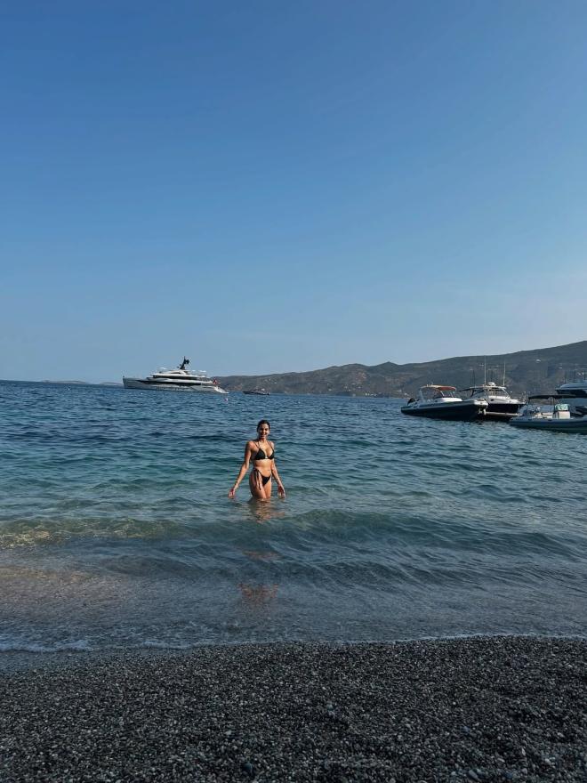H Σταματίνα Τσιμτσιλή για μπάνιο σε θάλασσα του Πόρου/ instagram