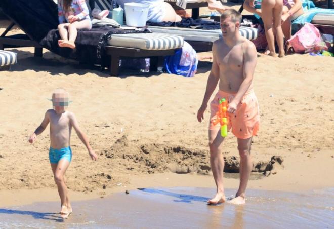 Κάρολ Σφιντέρσκι: Βουτιές με τον γιο του στη θάλασσα