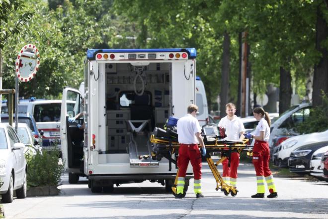 Μακελειό στην Αυστρία - Ασθενοφόρα έξω από το σχολείο