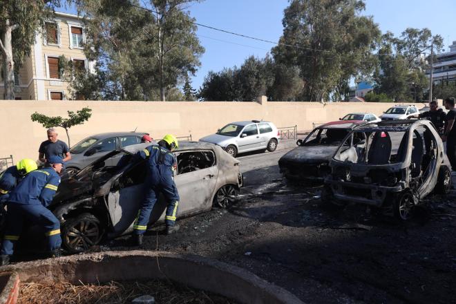 Φωτιά τώρα στη Νέα Σμύρνη: Κάηκαν οχήματα