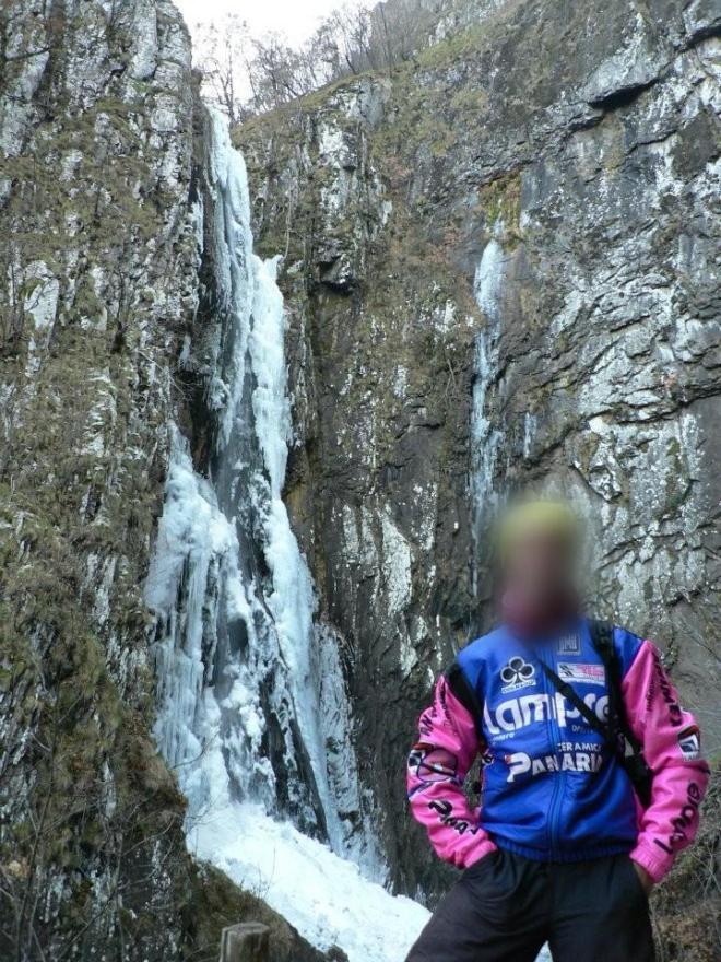 Ειδικοί εκτιμούν ότι το σπρέι πιπεριού και ο σκύλος που είχαν μαζί τους οι πεζοπόροι μάλλον τρομοκράτησαν την αρκούδα που συμπεριφέρθηκε επιθετικά