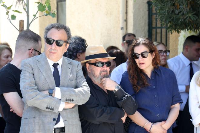Kηδεία Βασίλη Παπαβασιλείου: Χρήστος Χωμενίδης, Σταμάτης Φασουλής, Γωγώ Μπρέμπου / NDP Ανδρέας Νικολαρέας