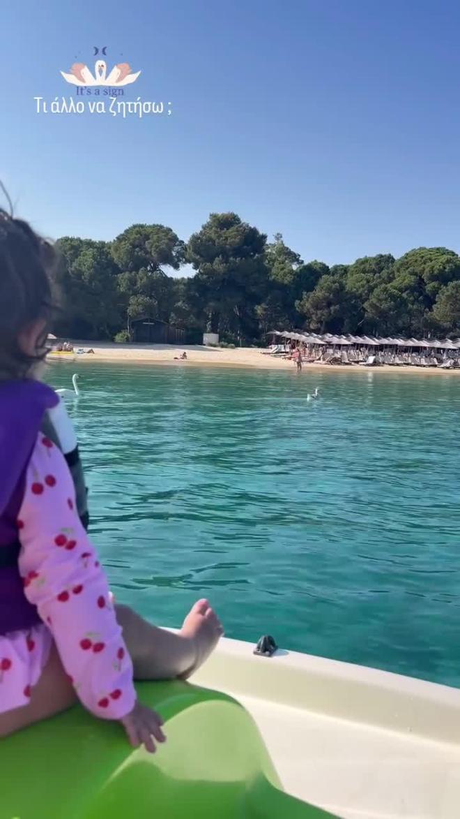 Αγγελόπουλος: Η βόλτα με θαλάσσιο ποδήλατο με τη σύζυγο και την κόρη του